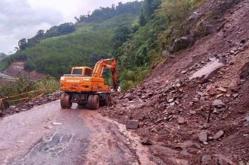 Khẩn trương xử lý đất đá sạt lở, đảm bảo giao thông tuyến đường lên cửa khẩu La Lay