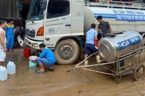 Nỗ lực cấp lại điện, nước cho người dân vùng lũ ở Nghệ An