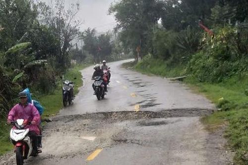 Nhiều tuyến quốc lộ, tỉnh lộ ở Quảng Ngãi sạt lở, giao thông chia cắt