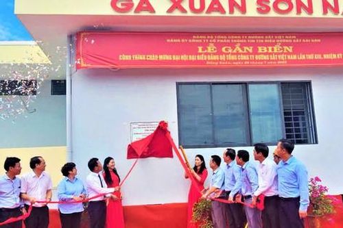 Gắn biển công trình mừng Đại hội Đảng bộ Tổng công ty Đường sắt Việt Nam