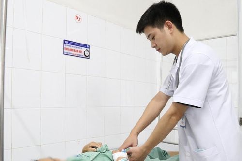 Hy hữu: Người phụ nữ cùng lúc bị sỏi mật và giun đũa trong đường mật