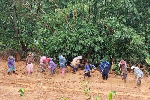 Bộ đội Biên phòng Quảng Trị giúp người dân biên giới khắc phục hậu quả sau mưa lũ