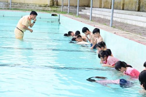 Cảnh sát đường thủy Hải Phòng dạy bơi miễn phí cho trẻ em
