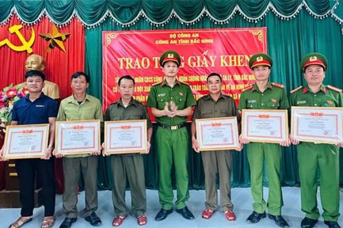 Khen thưởng tập thể, cá nhân có thành tích trong bắt giữ nhóm đối tượng cướp tài sản