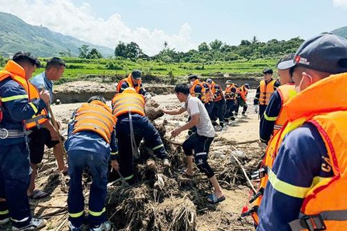 Công an Sơn La huy động lực lượng hỗ trợ, giúp dân khắc phục hậu quả mưa lũ