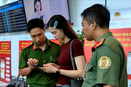Quét khuôn mặt làm thủ tục bay tại nhà ga T3