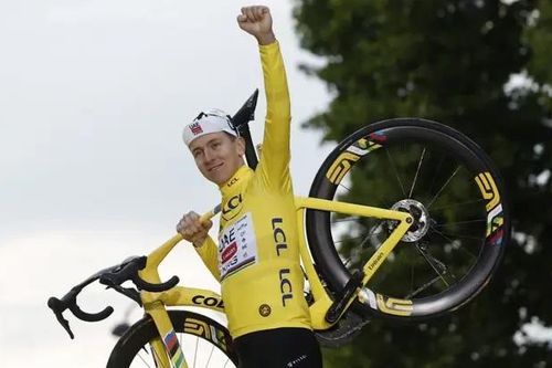 Tadej Pogacar lần thứ 4 vô địch Tour De France