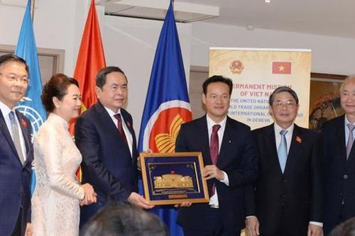 Chủ tịch Quốc hội gặp mặt cộng đồng người Việt Nam tại Thụy Sĩ