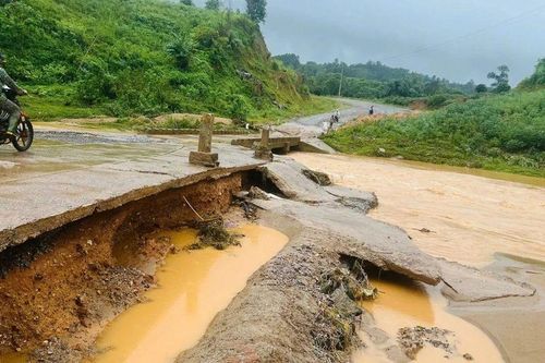 Bất chấp cảnh báo, 4 thanh niên lái ôtô vượt cầu tràn ngập nước bị cuốn trôi