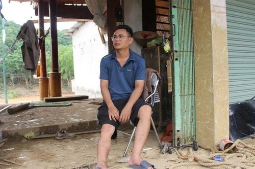 Xót xa: Bác sĩ vượt lũ trong đêm đi cứu sản phụ, lúc trở về thì nhà bị cuốn trôi