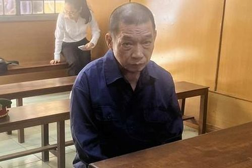 Chồng tạt xăng đốt vợ suýt chết, lãnh án 10 năm tù