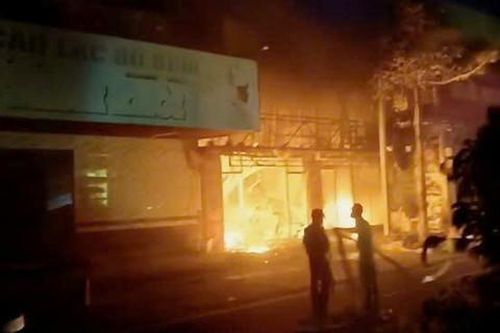 Cháy lớn tại tiệm mì cay, thiêu rụi nhà hàng xóm