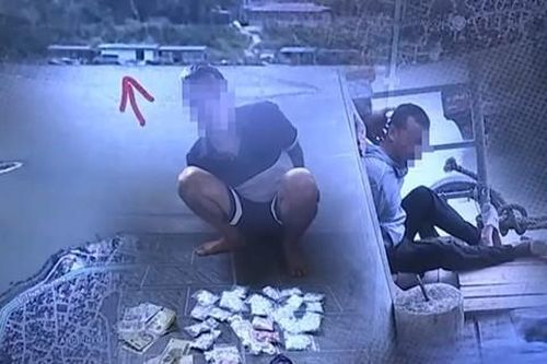 Bắt nhóm đối tượng dùng ca nô để mua bán ma túy giữa sông Hồng