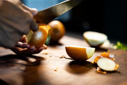 Mẹo bóc vỏ hành không bị cay mắt