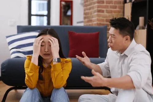 Đang ở nhờ bố vợ, chồng tôi lại lén đưa tiền cho vợ cũ mua nhà