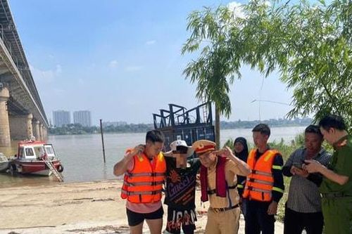 Hà Nội: Cứu nam thanh niên nghi vấn tự tử tại cầu Thăng Long