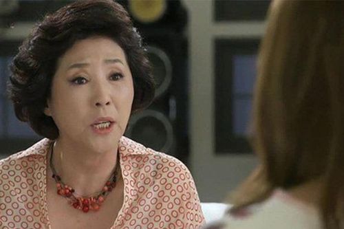 Lặn lội đến thăm cháu ngoại ngày đầy tháng, mẹ tôi phải ngậm ngùi ra về trong nước mắt