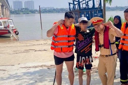 Kịp thời cứu nam thanh niên nhảy cầu Thăng Long