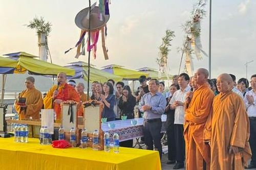Cầu siêu tưởng niệm 39 nạn nhân vụ lật tàu du lịch trên Vịnh Hạ Long