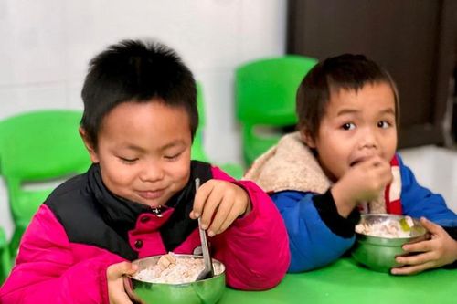 Cải thiện dinh dưỡng cho học sinh vùng cao nhờ bữa ăn bán trú