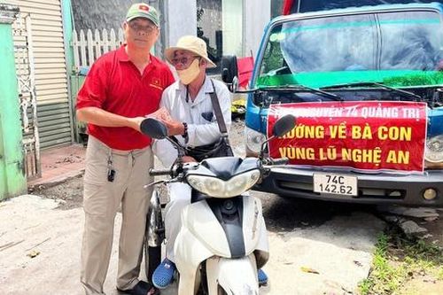 Xúc động người đàn ông khuyết tật dành tiền bán vé số ủng hộ người dân vùng lũ