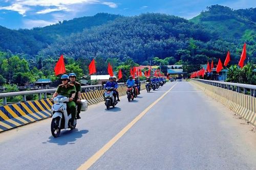'4 cùng' nơi biên viễn Avương