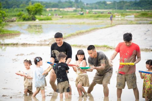 'Bố ơi mình đi đâu thế?': Các ông bố vùng lên đòi 'xanh chín' với đạo diễn và ekíp chương trình