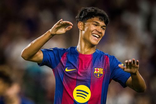 Barca tìm thấy 'báu vật', Philippines chỉ biết ngước nhìn