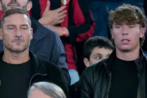 Con trai Totti chịu hết nổi