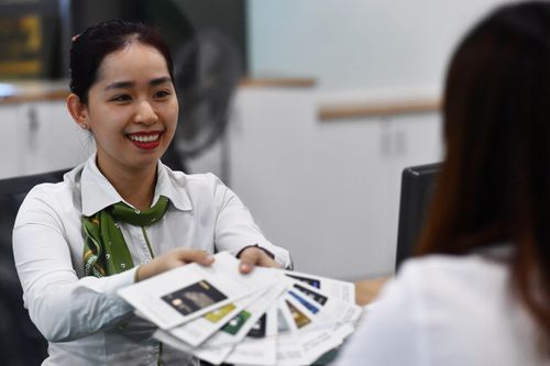 Giữa 'sóng' tinh gọn, loạt ngân hàng vẫn tuyển hàng trăm vị trí