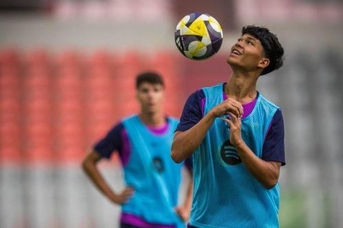 'Viên ngọc' gốc Philippines làm xôn xao Barcelona