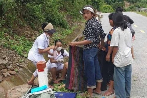 Sản phụ Nghệ An sinh con giữa lũ, y sĩ đỡ đẻ bên đường