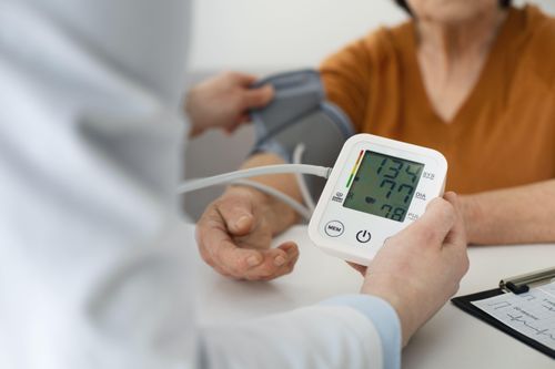 Bác sĩ hướng dẫn cách đo huyết áp chuẩn tại nhà
