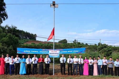 Đưa điện về thắp sáng bản làng ở Chiềng Sung