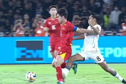 Văn Khang bị phạm lỗi thô bạo, nhưng U23 Indonesia may mắn thoát thẻ đỏ