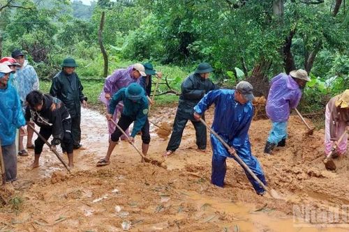 Bộ đội Biên phòng Quảng Trị hỗ trợ người dân khắc phục hậu quả mưa lũ