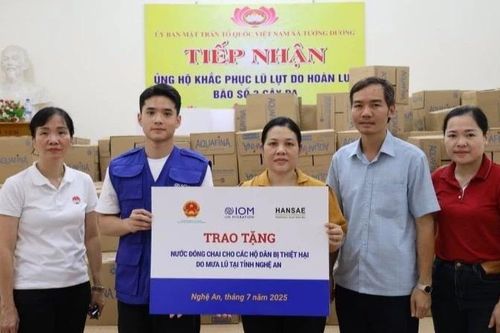 Hỗ trợ khẩn cấp nước sạch cho người dân vùng lũ Nghệ An