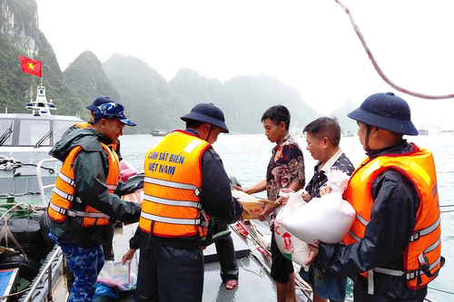 Sát cánh cùng ngư dân trong mưa bão