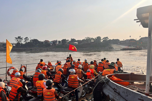 Lữ đoàn 249, Binh chủng Công binh vận hành phà quân sự đưa người dân qua sông