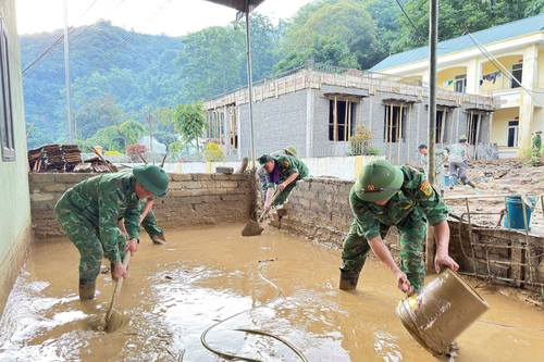Đồn Biên phòng Na Ngoi phối hợp giúp dân bản Tha Đo khắc phục hậu quả bão số 3
