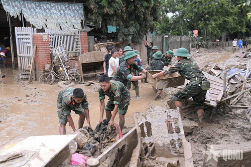 Mang yêu thương đến với vùng lũ Tương Dương