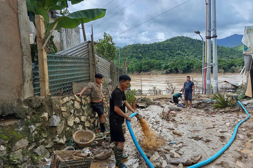 Nghệ An: Người dân miền xuôi kéo máy lên giúp vùng lũ