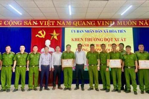 Khen thưởng đột xuất Công an xã Hòa Tiến vì thành tích đấu tranh phòng, chống tội phạm