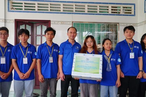ĐHQG TP. HCM thăm, tặng quà sinh viên tham gia chiến dịch 'Mùa Hè Xanh' tại tỉnh Vĩnh Long