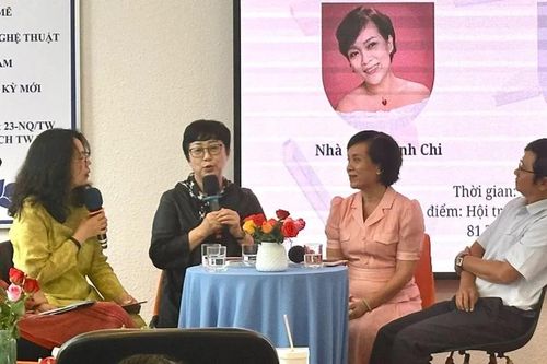 Cánh cửa ngoại giao từ văn học