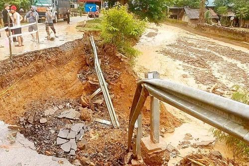 An toàn giao thông mùa mưa bão: Sạt lở công lộ - đến mùa lại lo