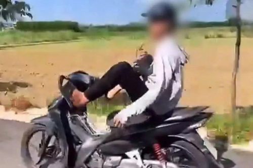 Công an Đà Nẵng làm việc với thanh niên điều khiển xe máy bằng 2 chân