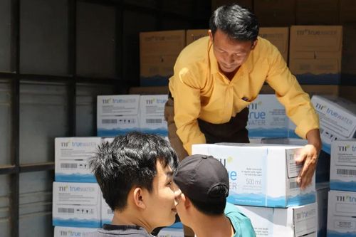 Hơn 3.600 thùng nước sạch tới vùng lũ ở Nghệ An