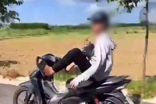 Nam thanh niên lái xe máy bằng chân, quay clip đăng lên mạng xã hội