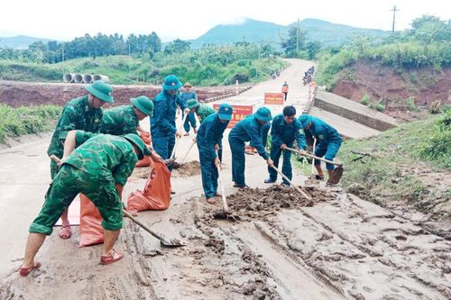Cán bộ, chiến sĩ BĐBP tỉnh Quảng Trị giúp dân khắc phục hậu quả mưa lũ